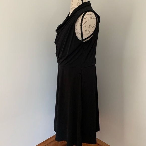 Roulette Black Scoop Neck Sleeveless Dress - Picture 3 of 5